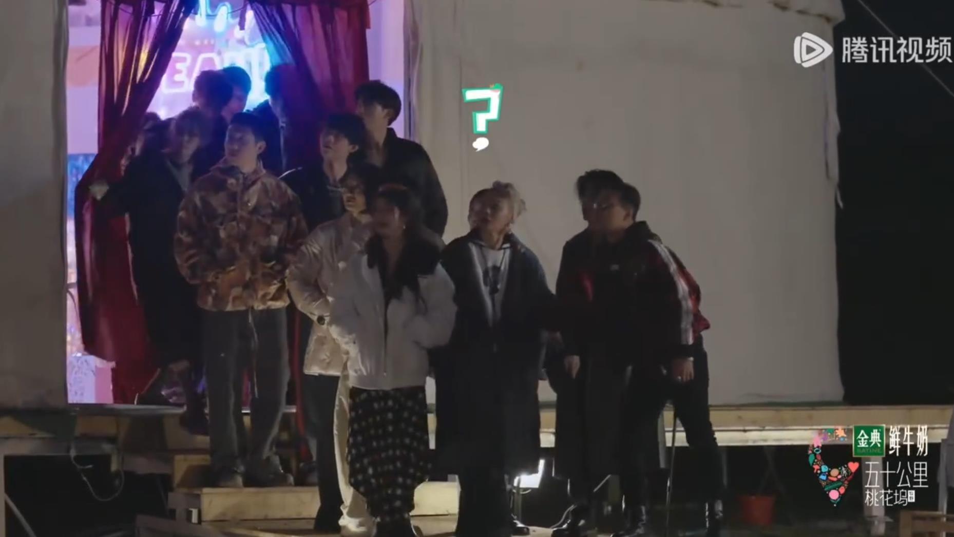 汪峰自然牵手宁静引爆争议，网友：“50岁拉个手怎么了？”