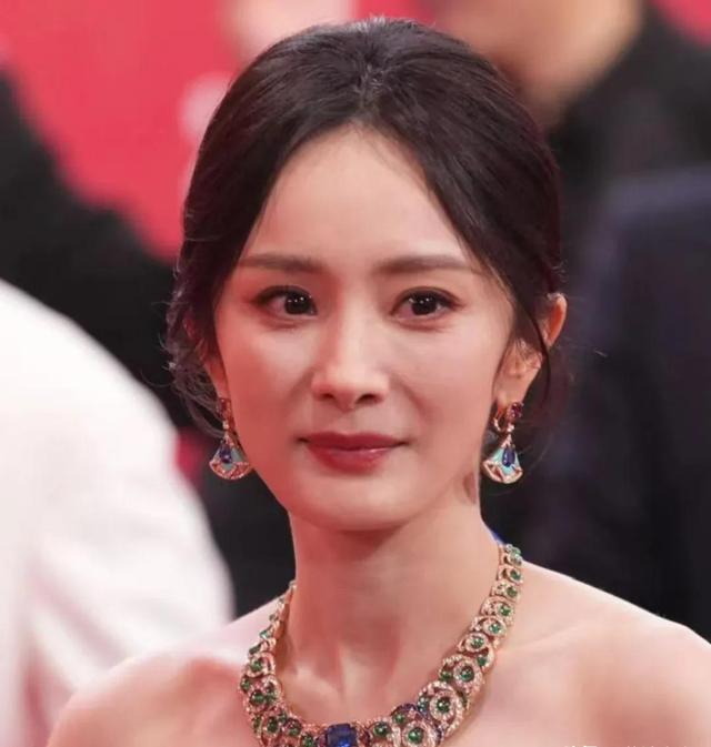 38岁杨幂颜值回春,梳高马尾穿白裤子身材似少女,脸颊都饱满了