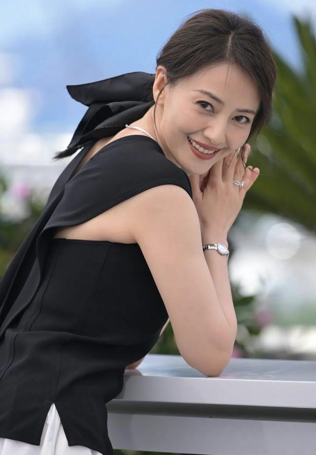 高圆圆戛纳生图,眼角皱纹纵横瞬间老了十岁,美人迟暮真实写照!