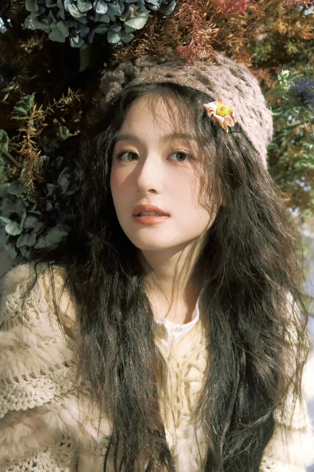 李兰迪发丝缀花，眼眸藏着温柔