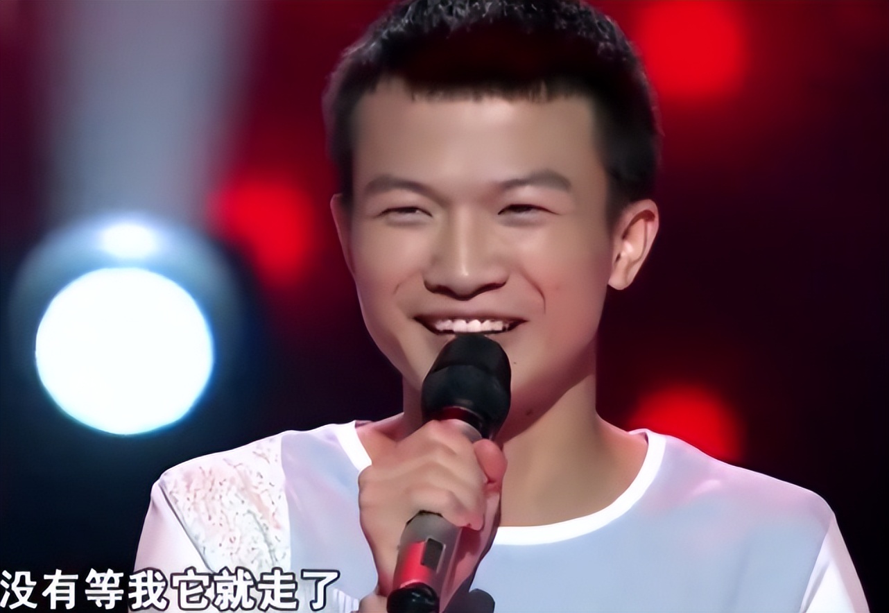 新华社45字评周深春晚表现，不提歌技却一针见血，戳中年歌迷心坎