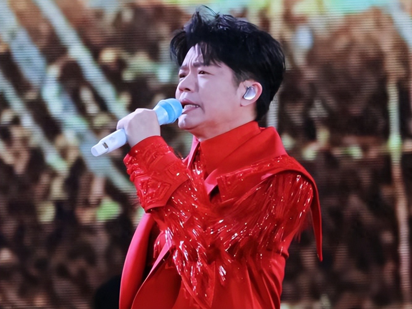 演唱会取消4个月后，44岁玲花突传喜讯，曾毅终为自己的错误买单