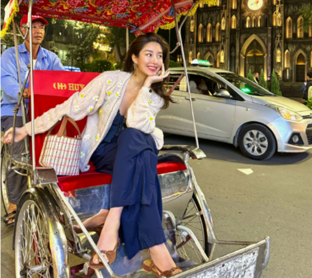 32岁杨采钰大方晒孕肚照，穿健身裤凹造型腰臀比一绝，小鲜肉男友高大又帅气