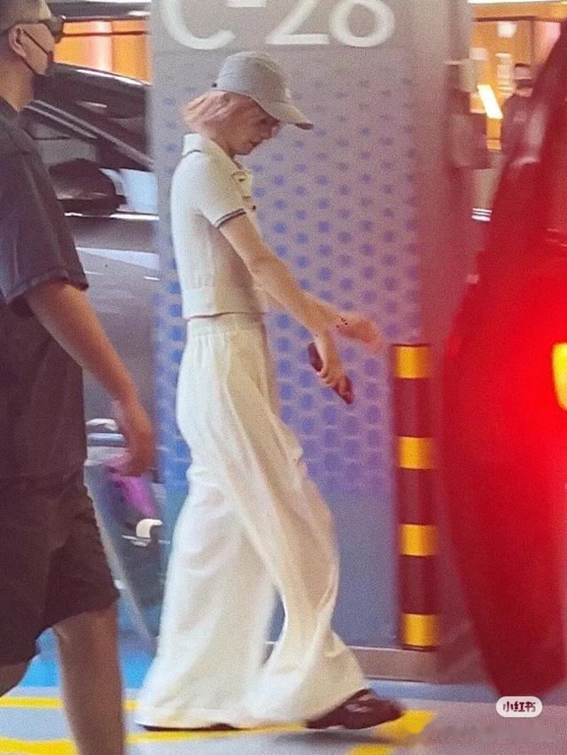 赵丽颖现身停车场,穿着好贵气白色系走路带风, 腿嘎长嘎长