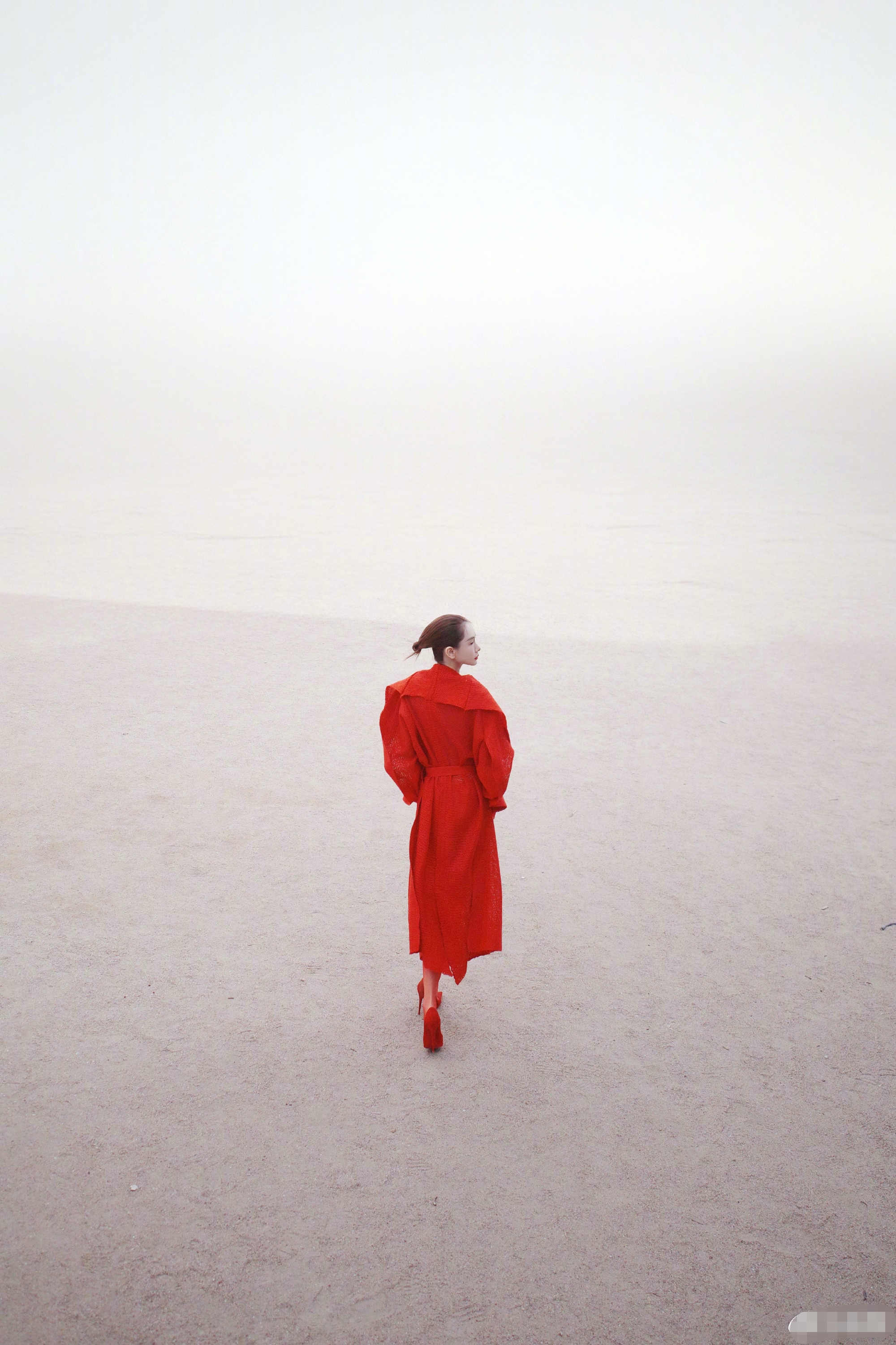 戚薇巴黎时装周造型 红衣配红丝袜 魅惑撩人 清冷又霸气