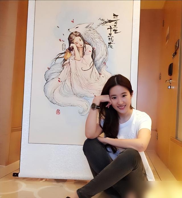 35岁刘亦菲豪宅火了？低调有品，猫狗相伴太治愈