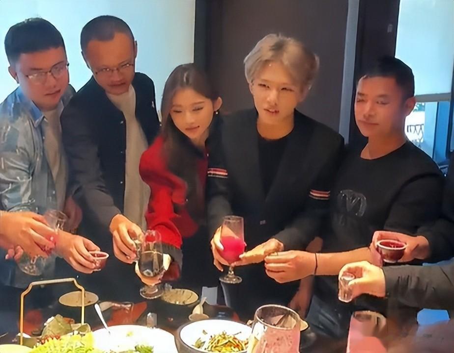 演都不演了!鹿哈官宣领证1天后,恶心一幕还是出现了!