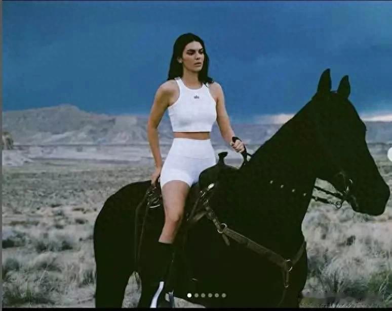 肯豆骑马造型酷飒吸睛,瑜伽套装搭长靴展绝佳身材