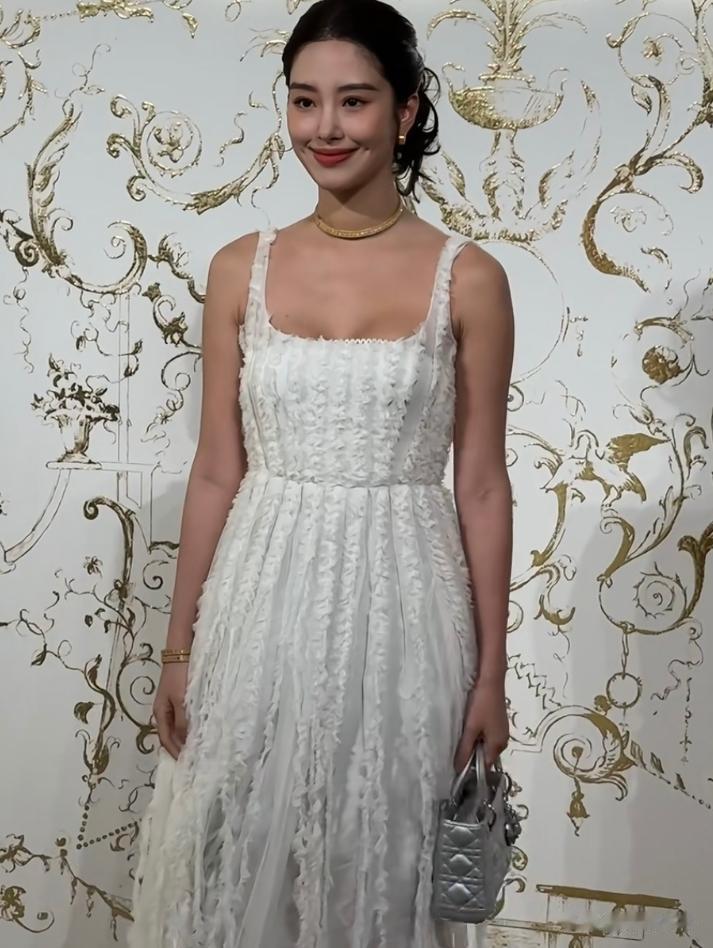 杨采钰被质疑缺钱了，最新活动一脸憔悴，嫁豪门生娃还要频繁站台