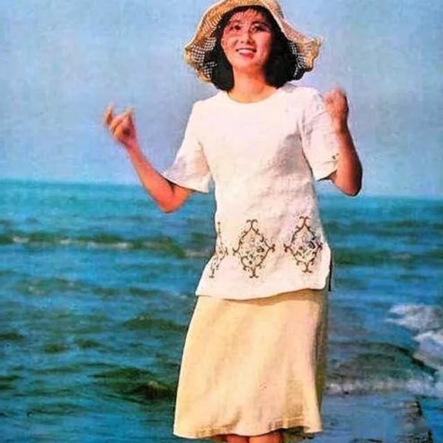 她确实很大度，把丈夫让给刘晓庆 但她的美丽和演技绝对超越小庆姐