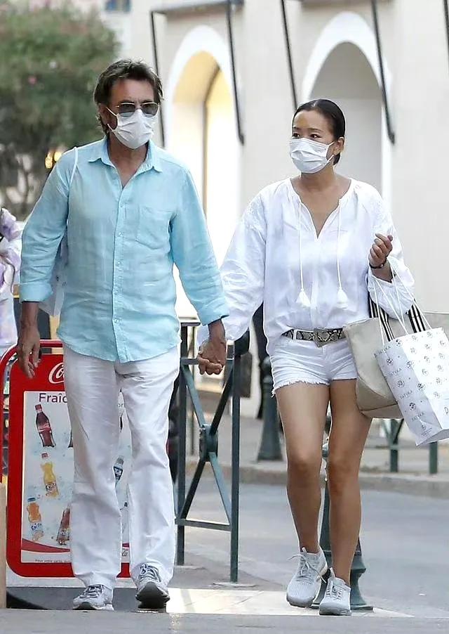 60岁巩俐与76岁法国老公出门逛街，热死人的天还那么有精力，佩服