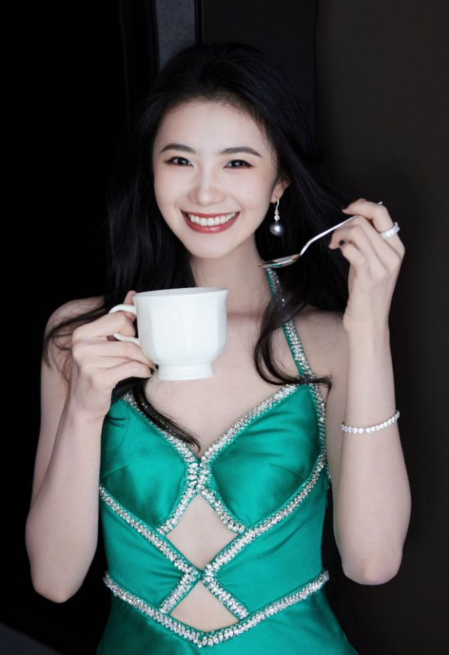 女星刘浩存分享美照!手拿咖啡杯笑容灿烂,躺在沙发上超妩媚