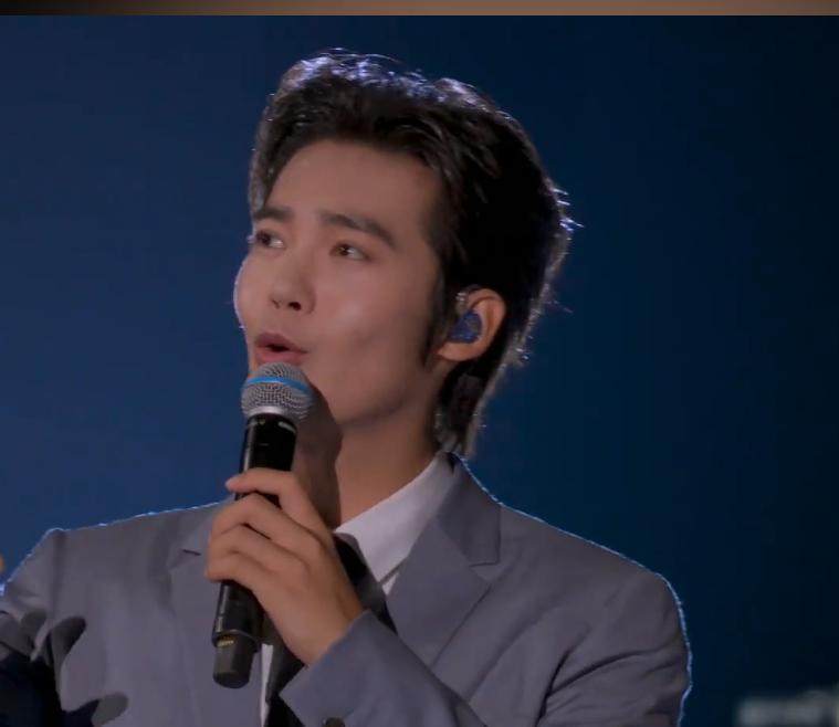 央视中秋晚会这夜,一舞台的专业歌手,却愣是没唱过两个跨界演员