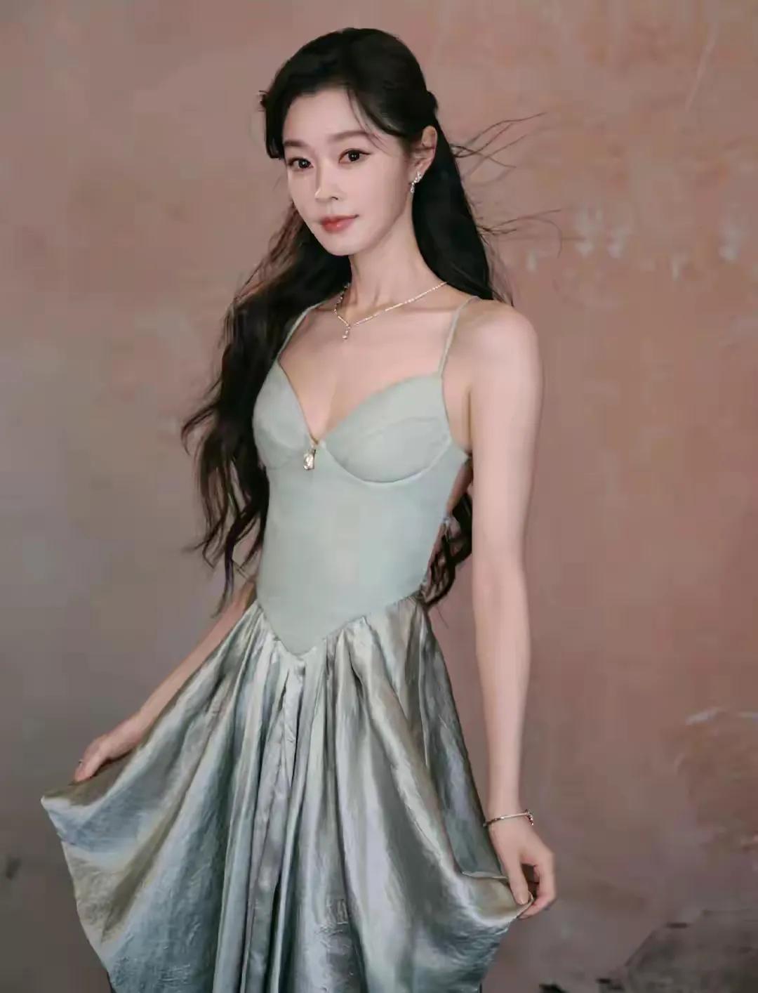 宋轶浅绿裙装，清冷气质美出新高度