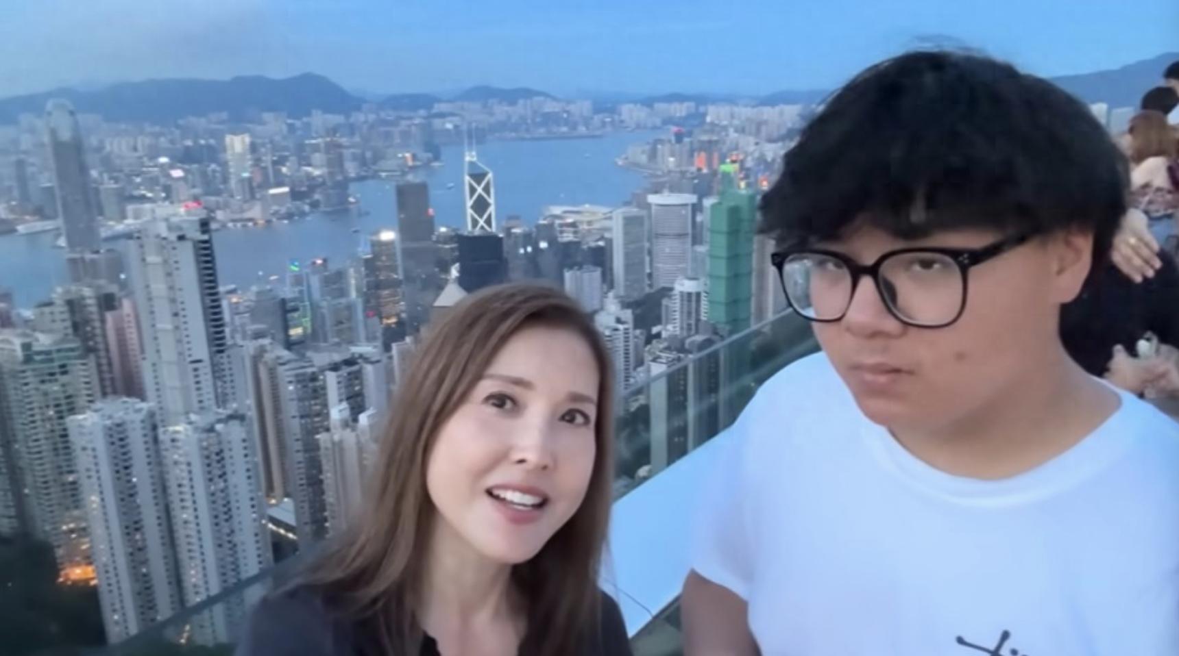 李婉华全家回香港探亲,15岁双胞胎儿子罕露脸,长相普通身材微胖