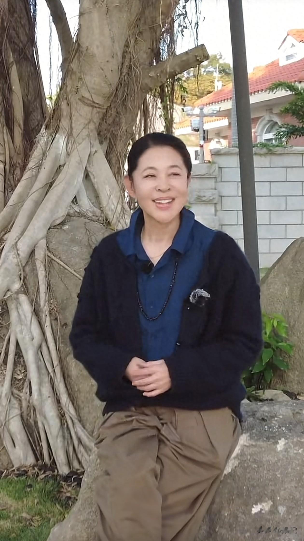 66岁倪萍最新穿搭:衬衫+小开衫+阔腿裤,洋气又减龄,看着像46岁