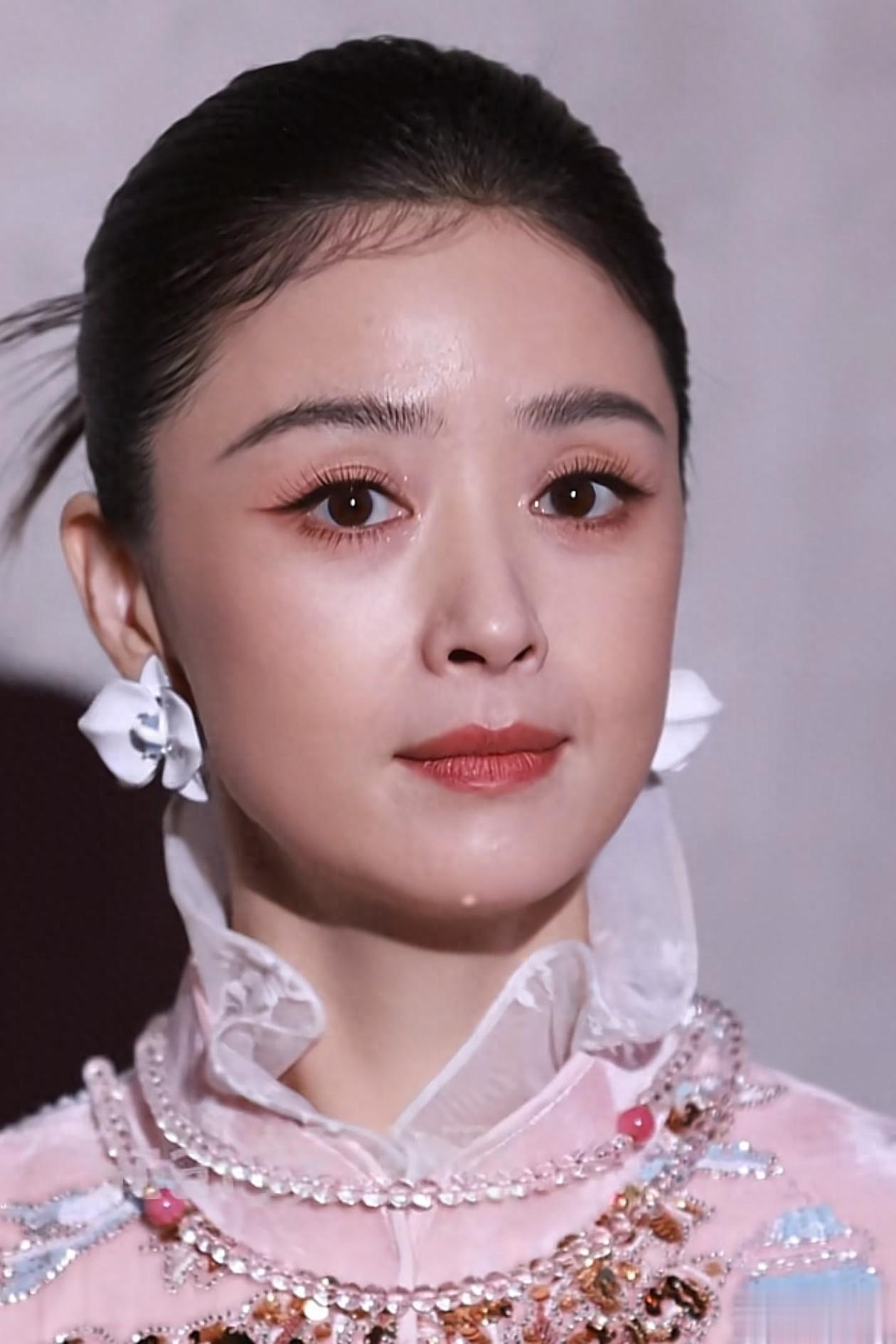 42岁蒋欣活动怼脸拍！皮肤光滑紧致，脸型好权威，发量让人羡慕