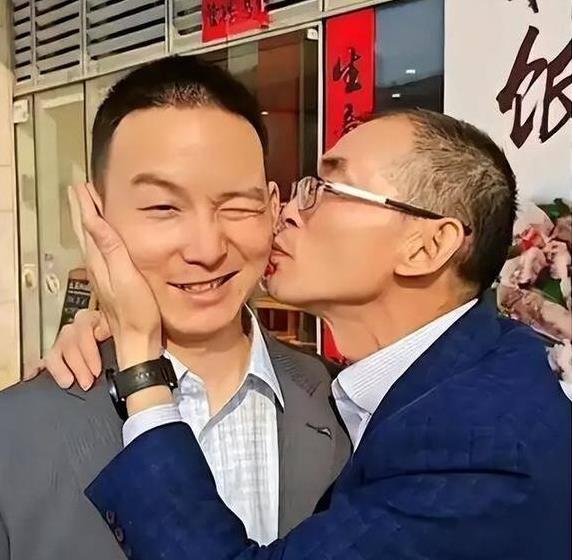 谢妈意外露脸！打扮休闲有气质，挽着谢爸的手，一家六口超有爱