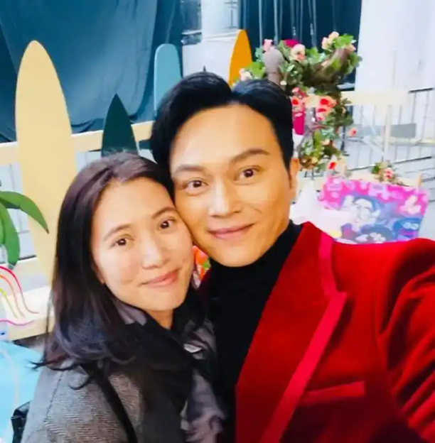 袁咏仪独自坐高铁被偶遇,普通打扮尽显舒适美