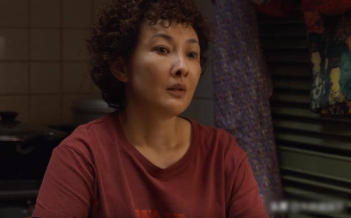 被5位妈妈辈女星惊艳:白发不染，衣不装嫩，秒了内娱一堆医美脸