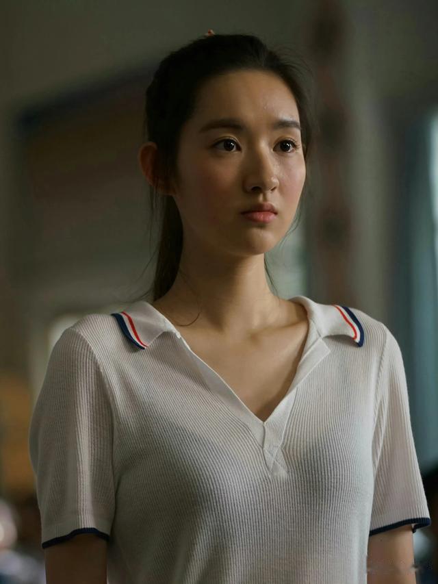 王玉雯校服剧照，这也太透了吧。现实中哪有学生这么穿的？