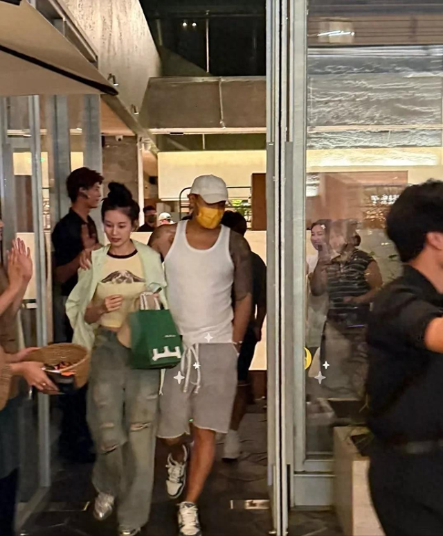 三里屯偶遇黄子韬夫妇，竟纹了大花臂 网友：有纹身的都喜欢穿背心