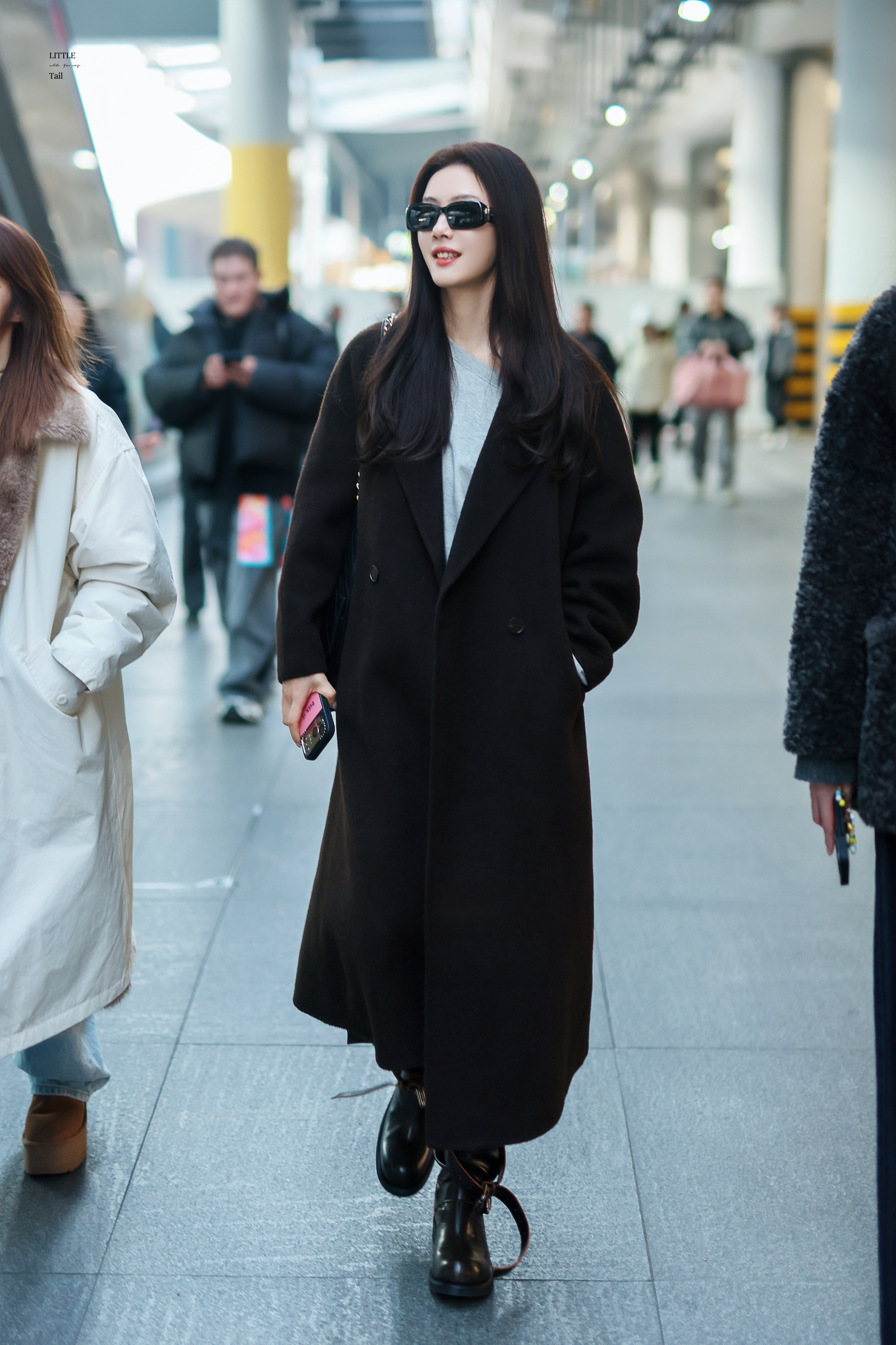 太美了！蔡文静现身机场，穿着大衣短裙靴子好飒，皮肤是真好呀！