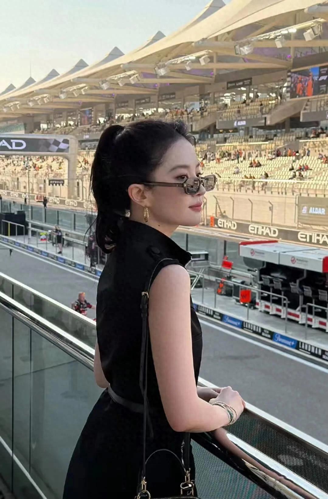 刘亦菲游艇随拍太酷啦，又有图可以当头像了，惠英红速评：美极了