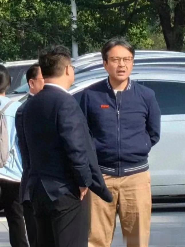 51岁汪涵回母校工作，面容憔悴，整个人看起来好苍老啊！