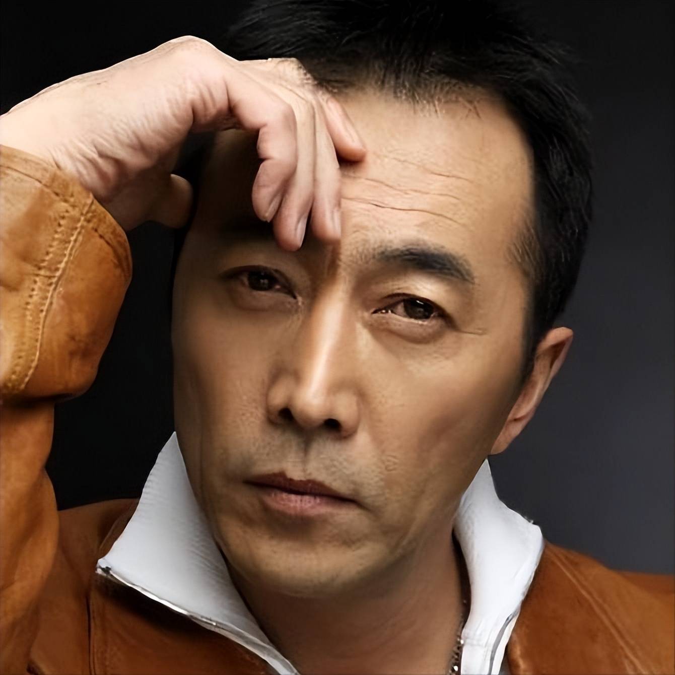 老戏骨郑晓宁：和萨日娜青梅竹马，50岁老来得子，如今怎么样了？