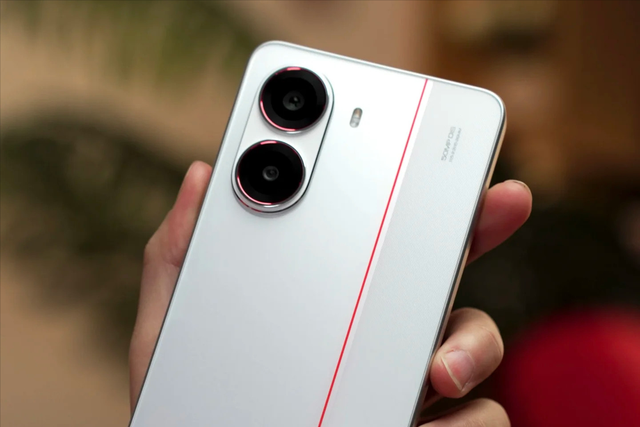 發布六個月跌至1359元，186萬分+6550mAh+2米防水，終于等到了