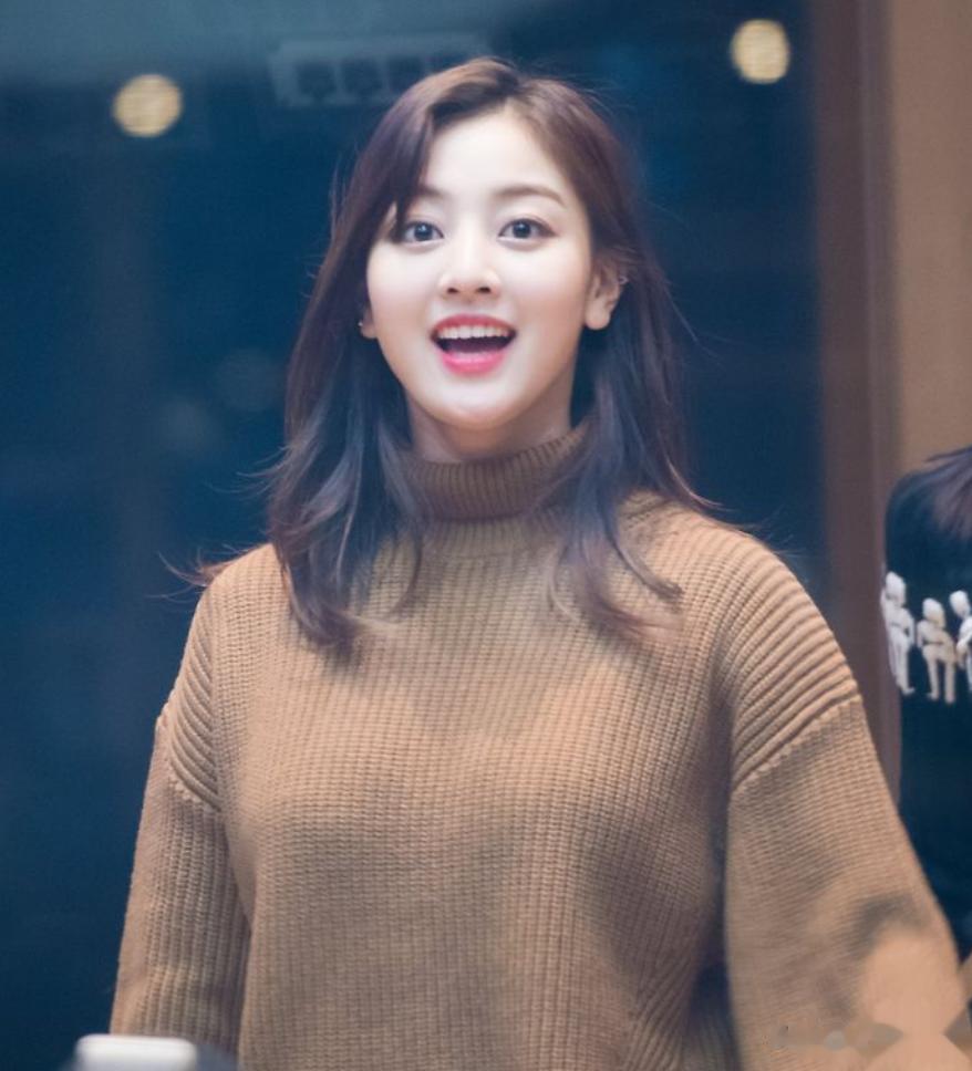 韩国女团大胆穿搭，身穿黑色蕾丝裙登国际舞台，反差形象冲上热搜