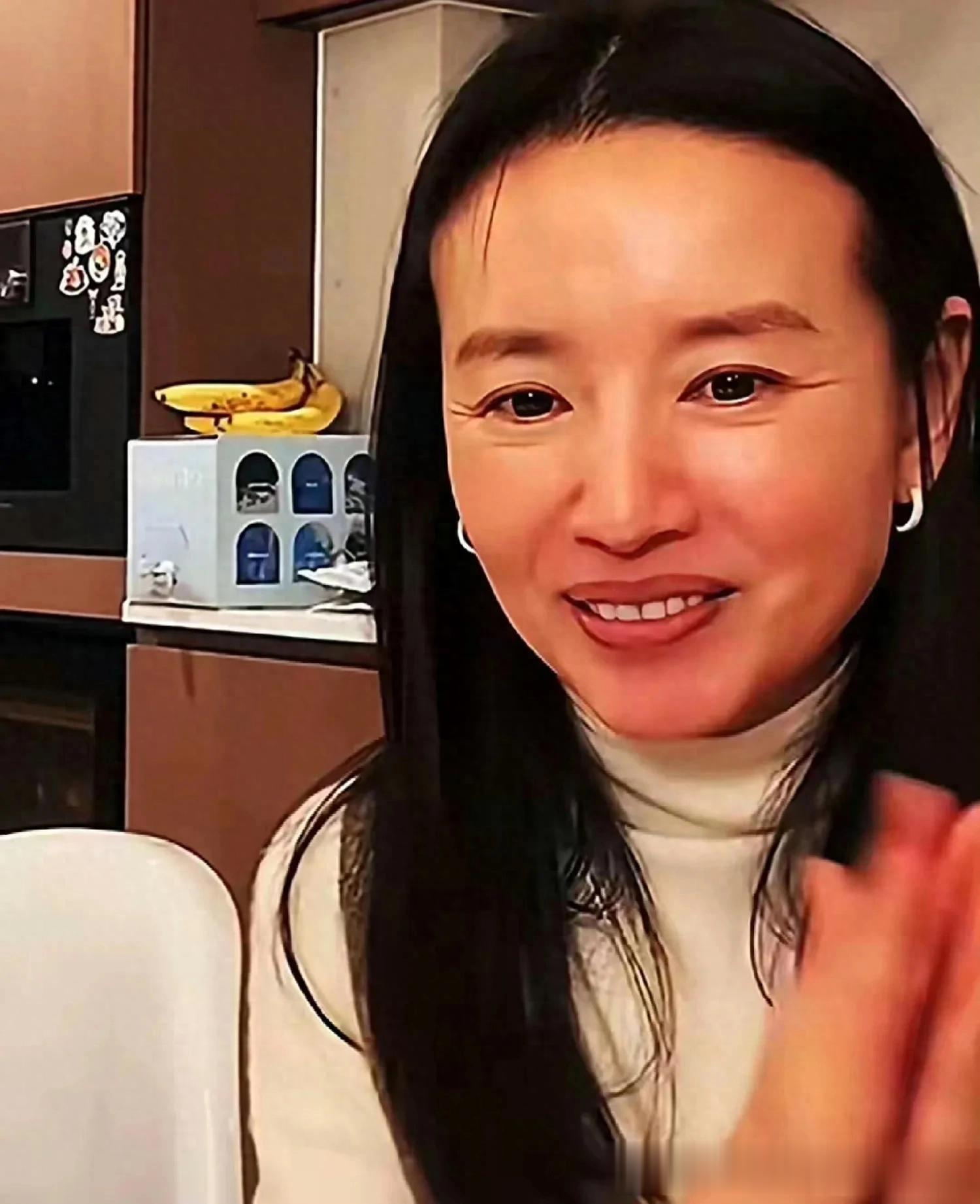 45岁董洁胆大直播关美颜，19岁曾与谢霆锋牵手