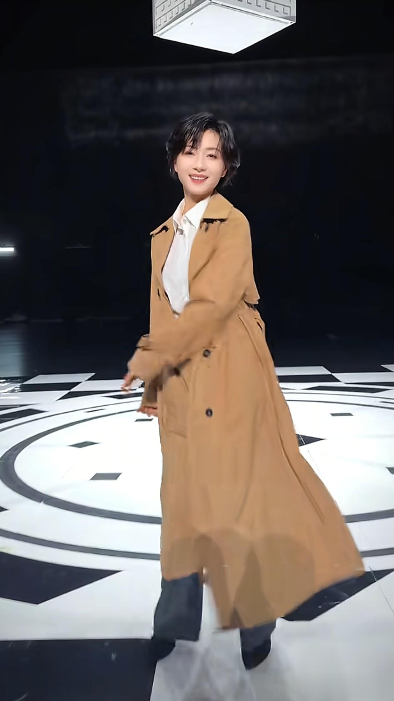 43岁万茜最新穿搭：白衬衫+大衣+阔腿裤，高级又洋气，美出新高度