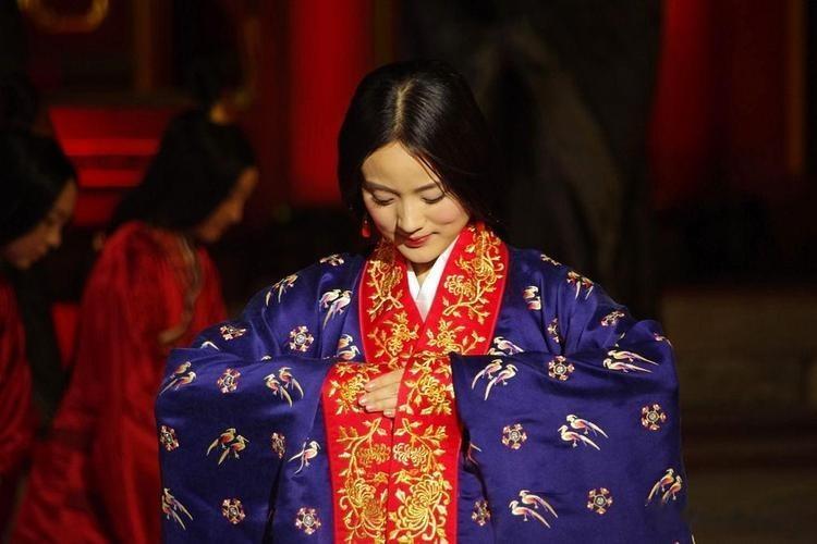 她是著名歌唱家，不惧流言嫁三婚前央视主持丈夫，儿女双全很幸福