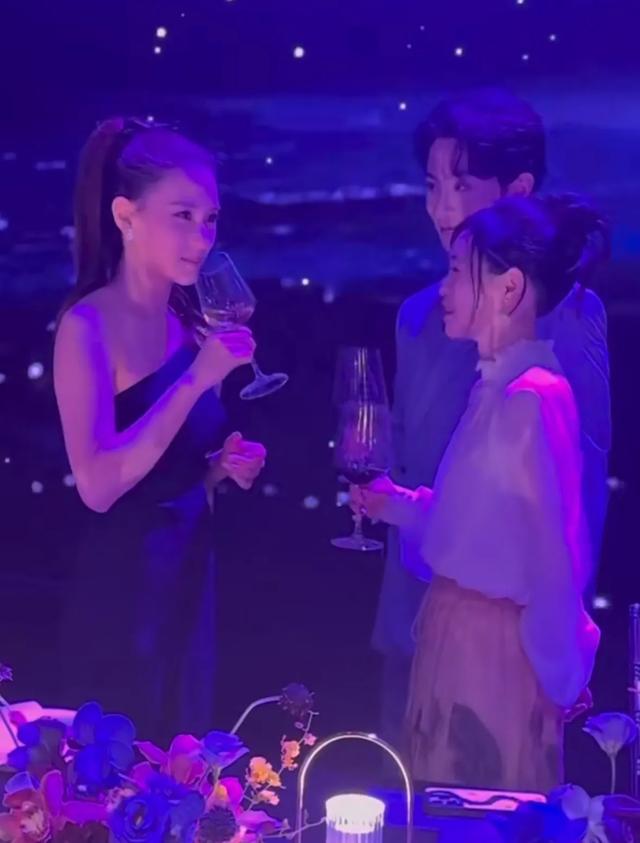 何超莲和两位富二代同台!喝香槟气场强大,特步小公主瞬间像跟班
