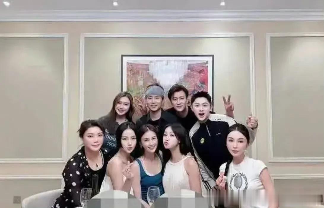 黄圣依在上海豪宅办家宴!邀同学朋友喝酒,42岁保养的如同22岁