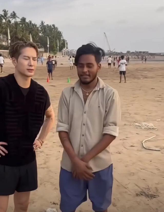 王嘉尔进军印度，为印度街边美食宣传，全程吃到撑，表情耐人寻味