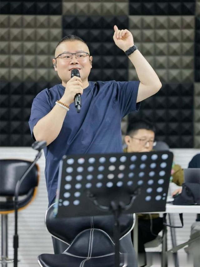 德云社岳云鹏北京演唱会官宣，主办方晒排练照，网友：不愧是宠徒