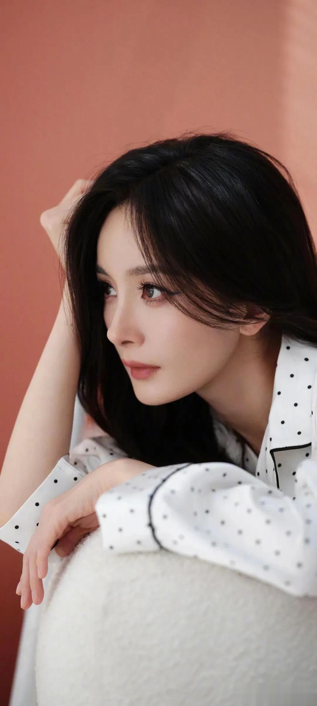 杨幂这睡衣写真，直接戳中我周末赖家的魂了