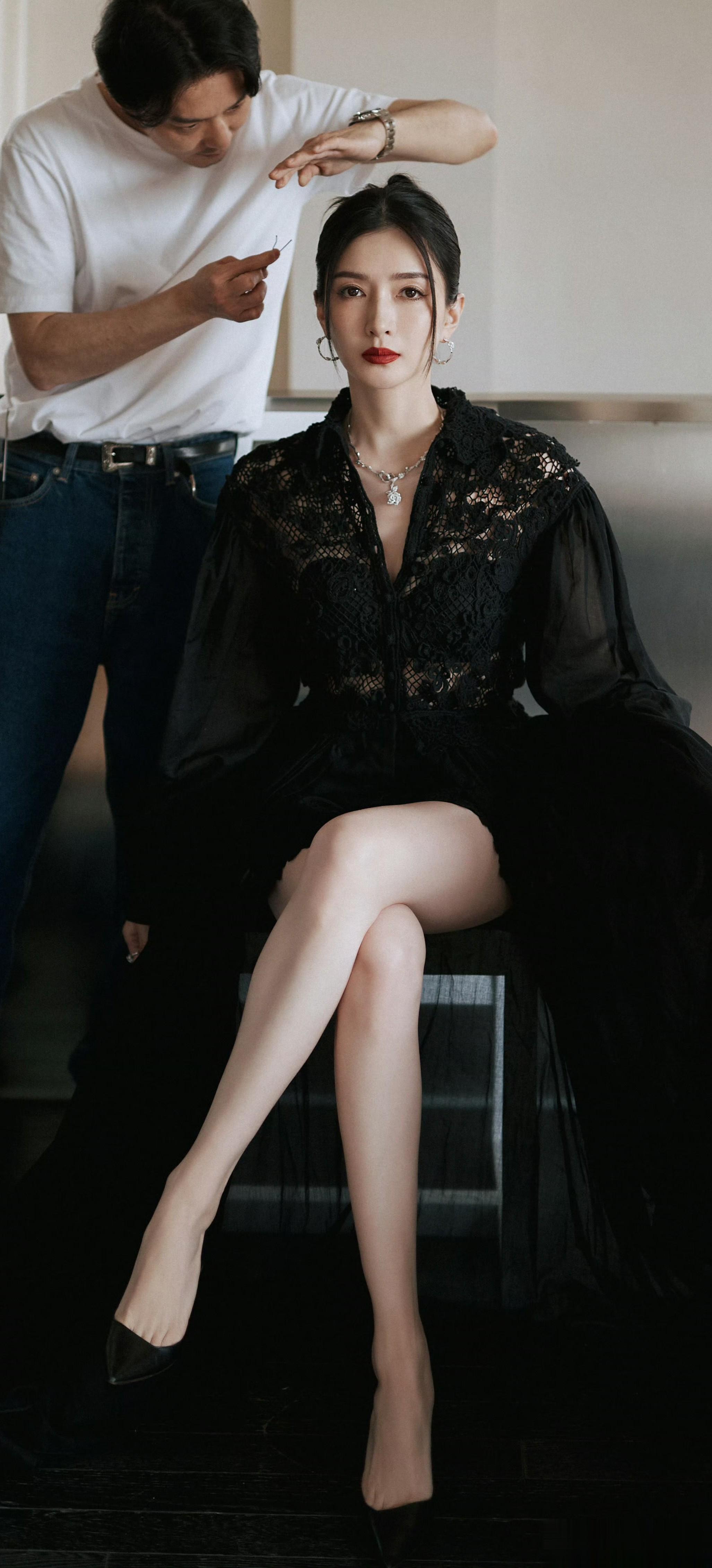 江疏影 费加罗红毯现场，冷白肤色在黑裙衬托下更显通透！