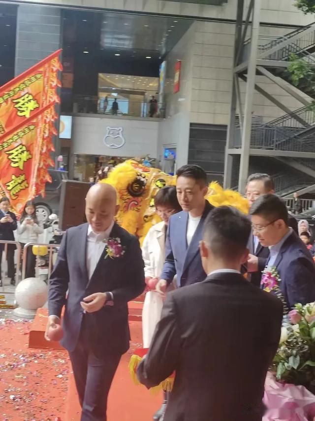 汪小菲略显疲惫，出席广州新店开业；取消婚礼，用事业回馈家人