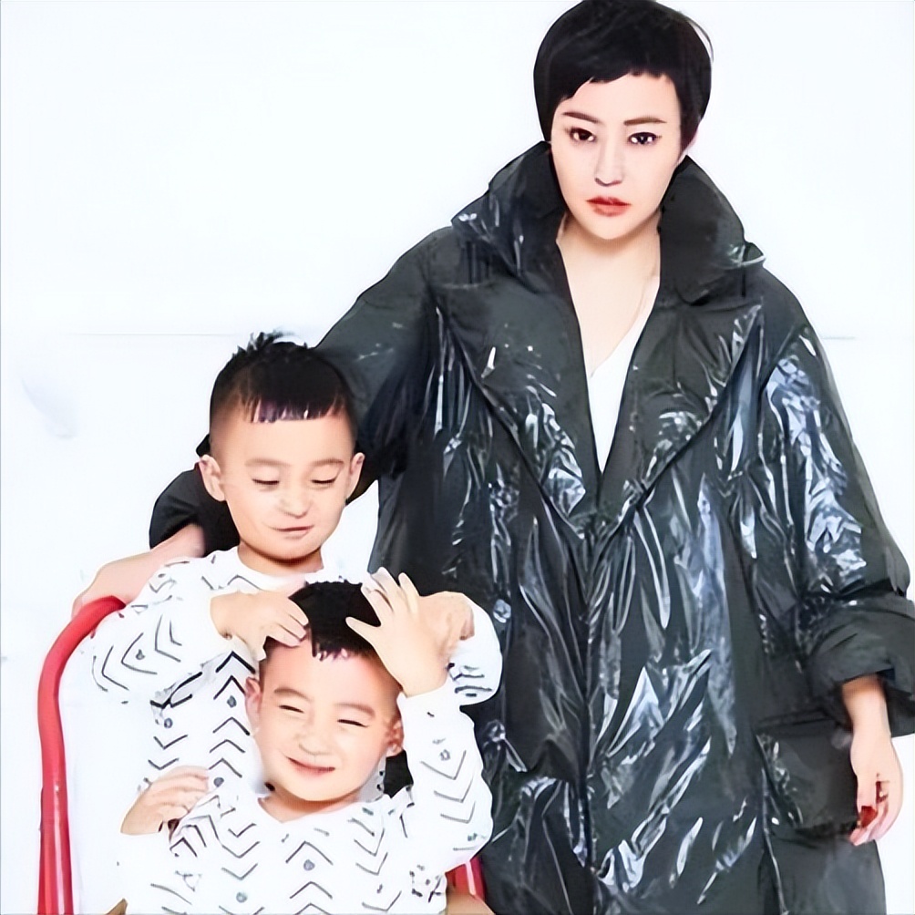 与刘烨离婚 5 年后,她独自带着双胞胎儿子生活,郝蕾如今后悔吗?