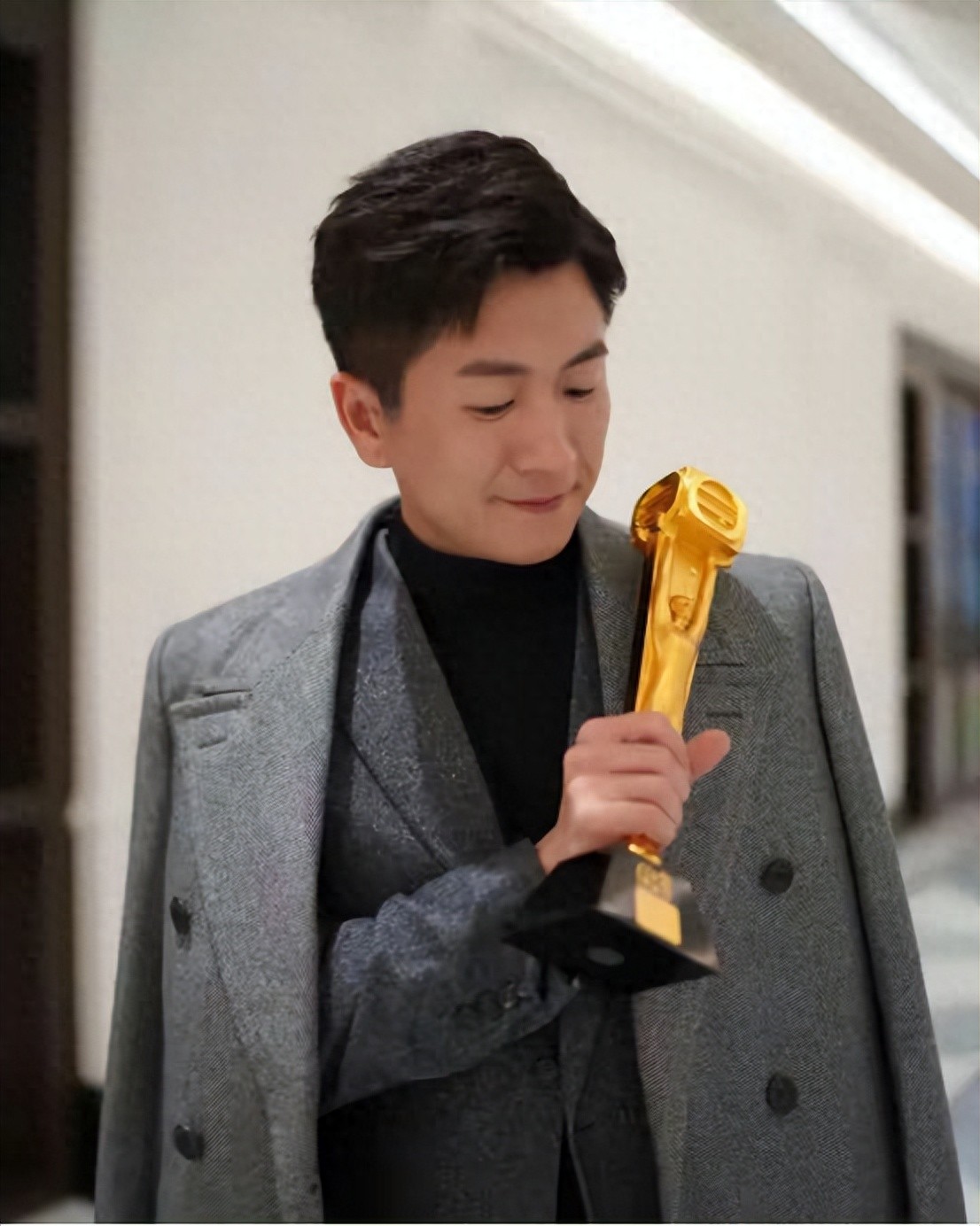 TVB力捧小生与前花旦亲密照引热议,曾亏掉母亲血汗钱艰难度日