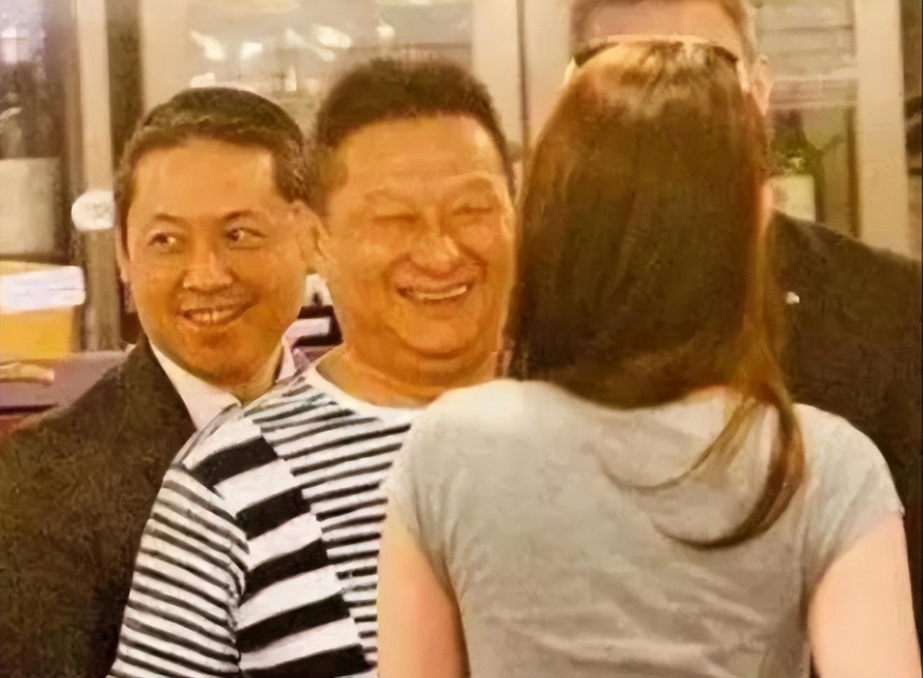 嫁父亲同学,继女比她大3岁,丈夫死后出国潇洒,她的人生太炸裂