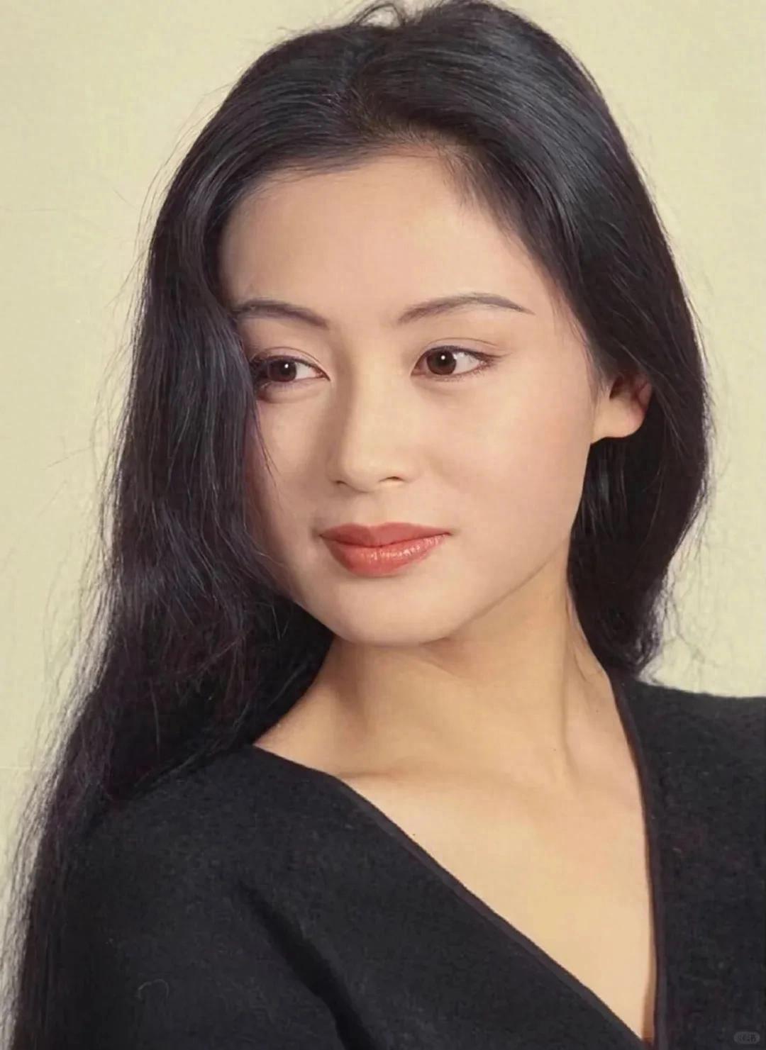 长得太美被导演占为己有,4年后生下大明星儿子,17岁就成男一号