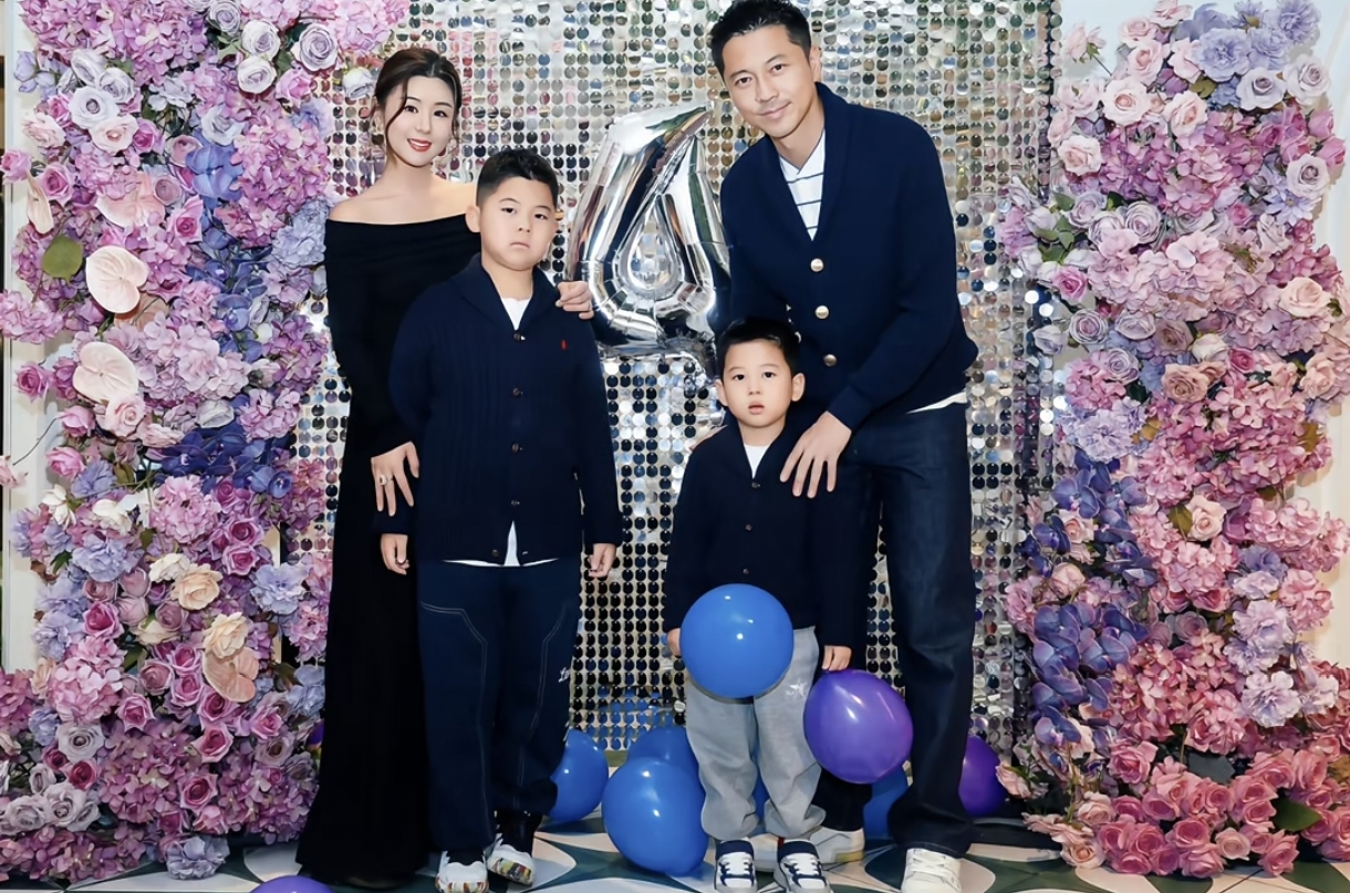 李小萌晒小儿子庆生照，一家四口很温馨，老大胖乎老二像爸爸王雷