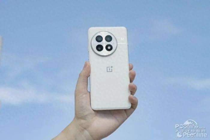 一加13性能影像雙旗艦，2K超清屏幕亮度領先行業