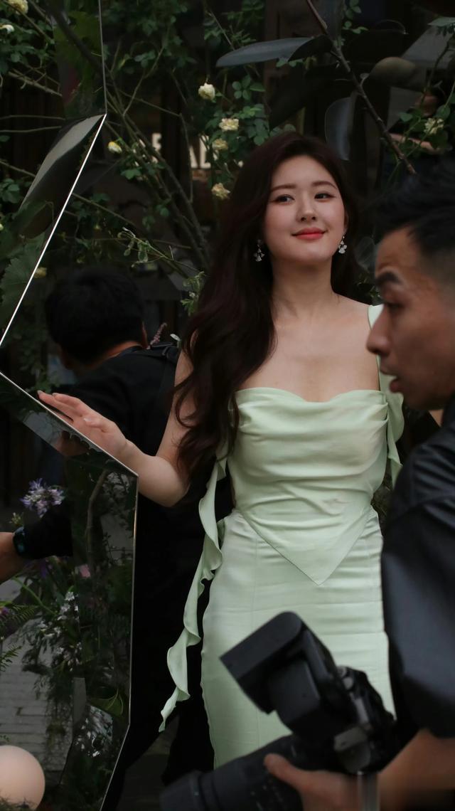 原来路人镜头下26岁的赵露思这么丰满性感健康阳光！