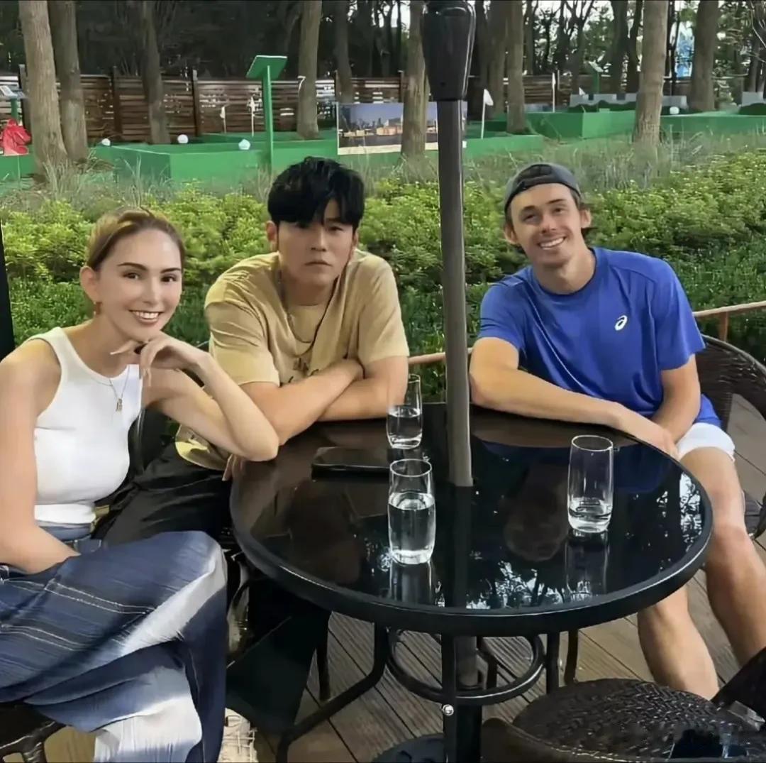 32岁昆凌瘦脱相,面部干瘪精气神差,网友感叹外国基因不抗老